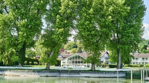 Ausblick vom See auf das Hotel