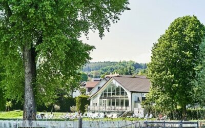 Ausblick vom See auf das Hotel