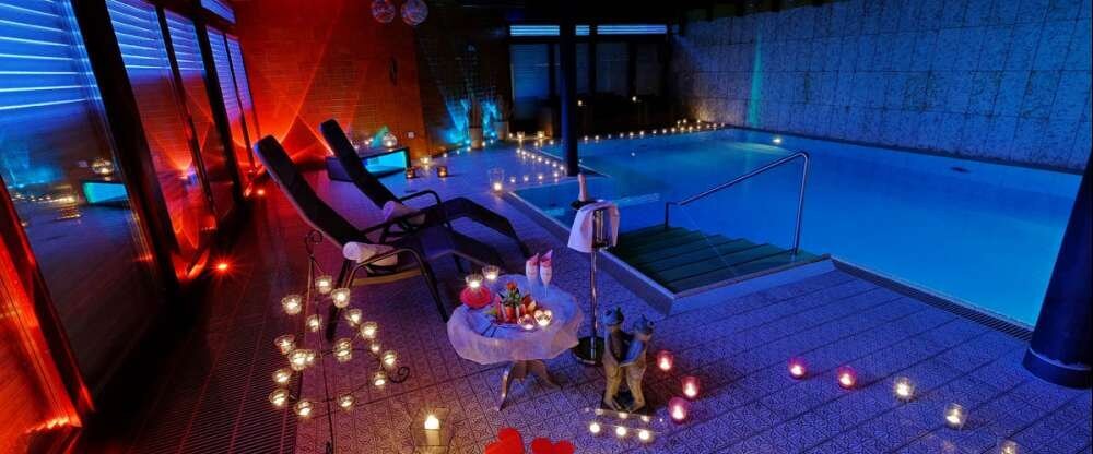 Hotel Orbtal -- Schwimmende Herzen