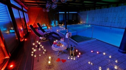 Hotel Orbtal -- Schwimmende Herzen