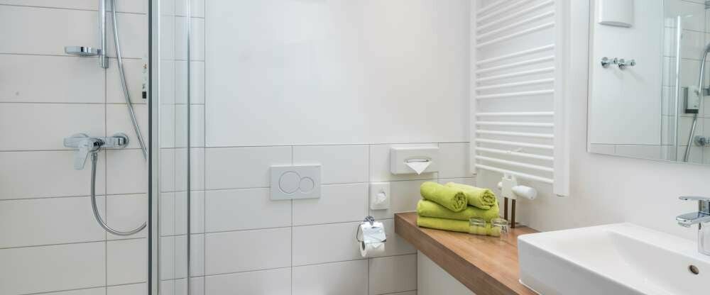 Dusche oder Badewanne, WC, Haartrockner, Kosmetikspiegel, Kosmetikprodukte