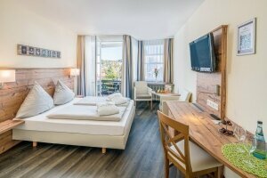 Alle Doppelzimmer verfügen über Balkon oder Terrasse, Dusche oder Wanne/WC, Schreibtisch, Sitzecke, Flat-TV und kostenfreies WLAN