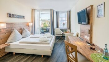 Alle Doppelzimmer verfügen über Balkon oder Terrasse, Dusche oder Wanne/WC, Schreibtisch, Sitzecke, Flat-TV und kostenfreies WLAN