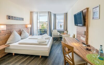 Alle Doppelzimmer verfügen über Balkon oder Terrasse, Dusche oder Wanne/WC, Schreibtisch, Sitzecke, Flat-TV und kostenfreies WLAN