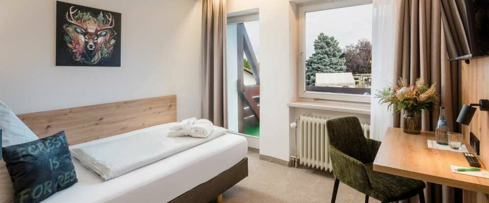 Alle Einzelzimmer sind mit Balkon und/oder Terrasse, Dusche/WC, Flat-TV und kostenfreiem WLAN ausgestattet.