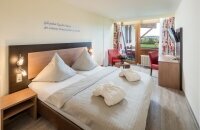 Alle Doppelzimmer verfügen über Balkon oder Terrasse, Dusche oder Wanne/WC, Schreibtisch, Sitzecke, Flat-TV und kostenfreies WLAN