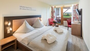 Alle Doppelzimmer verfügen über Balkon oder Terrasse, Dusche oder Wanne/WC, Schreibtisch, Sitzecke, Flat-TV und kostenfreies WLAN