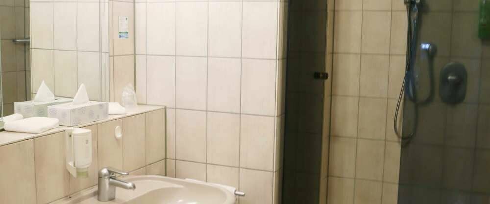 Badezimmer im Doppelzimmer mit Balkon