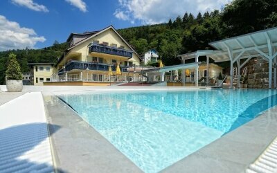 Hotel Rothfuß - Aussenpool mit Sonnendeck