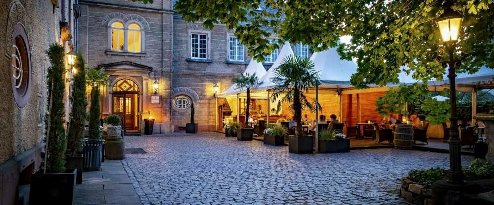 Sommerabend auf der Restaurantterrasse