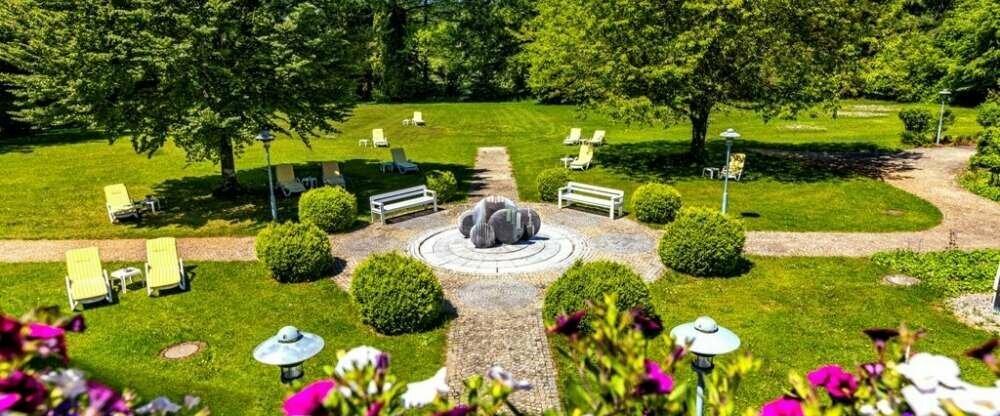 Liegewiese mit Platz genug für alle Gäste.