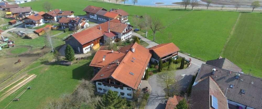 Aussicht auf das Hotel und den noch abgestauten Forggensee