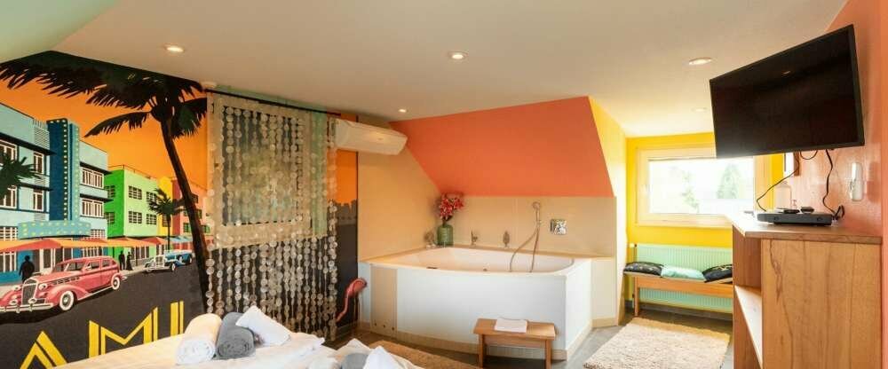 Themensuite mit Sauna und Innenwhirlpool
