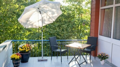 Großer Balkon mit Blick auf den Kurpark.