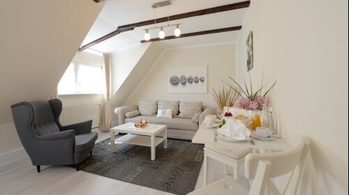 Beispielfoto eines Doppelzimmers mit Wohnzimmer, Schlafzimmer, Dusche-WC, 1. oder 2. Etage (kein Aufzug)