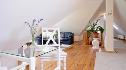 Beispielfoto eines Doppelzimmers mit Wohnzimmer, Schlafzimmer, Dusche-WC, 1. oder 2 Etage (kein Aufzug)