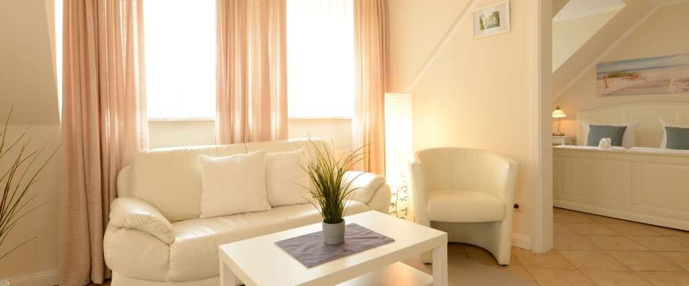 Beispielfoto eines Appartaments mit Wohnzimmer, Schlafzimmer, Küche, Dusche-WC und Balkon oder Terrasse