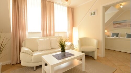 Beispielfoto eines Appartaments mit Wohnzimmer, Schlafzimmer, Küche, Dusche-WC und Balkon oder Terrasse