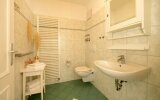 Beispielfoto eines Appartaments mit Wohnzimmer, Schlafzimmer, Küche, Dusche-WC und Balkon oder Terrasse