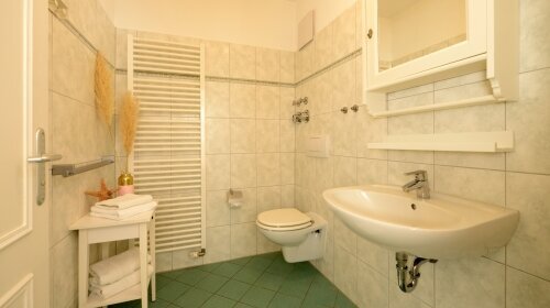 Beispielfoto eines Appartaments mit Wohnzimmer, Schlafzimmer, Küche, Dusche-WC und Balkon oder Terrasse