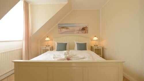 Beispielfoto eines Appartaments mit Wohnzimmer, Schlafzimmer, Küche, Dusche-WC und Balkon oder Terrasse