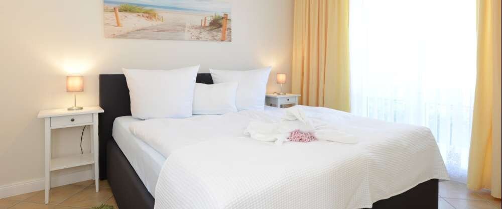 Beispielfoto eines Appartaments mit Wohnzimmer, Schlafzimmer, Küche, Dusche-WC und Balkon oder Terrasse