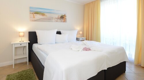 Beispielfoto eines Appartaments mit Wohnzimmer, Schlafzimmer, Küche, Dusche-WC und Balkon oder Terrasse