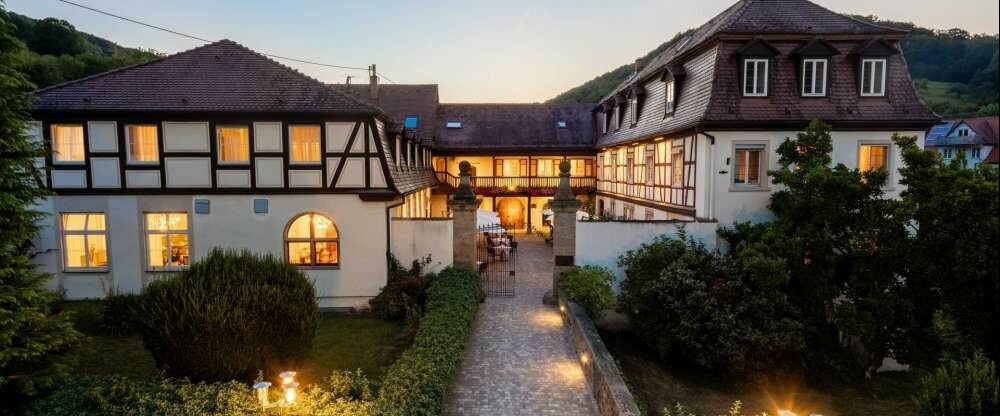 Hotelansicht in der Abenddämmerung