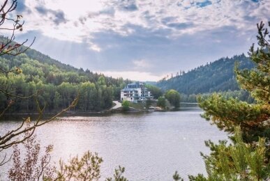 Hotelaußenansicht, Quelle: Retro Riverside Wellness Resort
