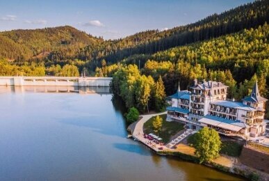 Hotelaußenansicht, Quelle: Retro Riverside Wellness Resort