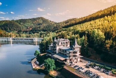 Hotelaußenansicht, Quelle: Retro Riverside Wellness Resort