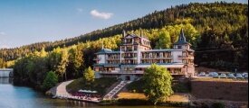 Hotelaußenansicht, Quelle: Retro Riverside Wellness Resort
