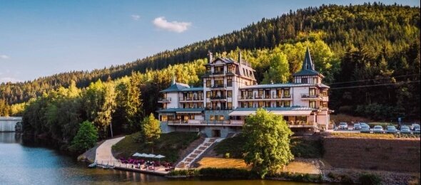 Hotelaußenansicht, Quelle: Retro Riverside Wellness Resort