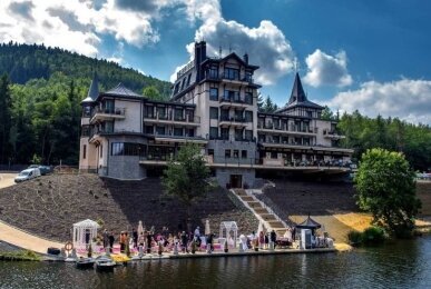 Hotelaußenansicht, Quelle: Retro Riverside Wellness Resort