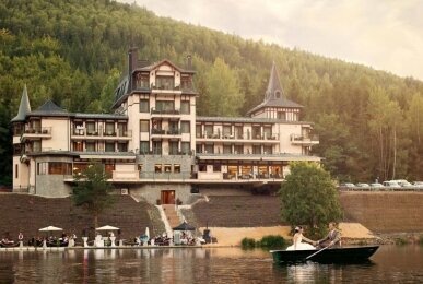 Hotelaußenansicht, Quelle: Retro Riverside Wellness Resort