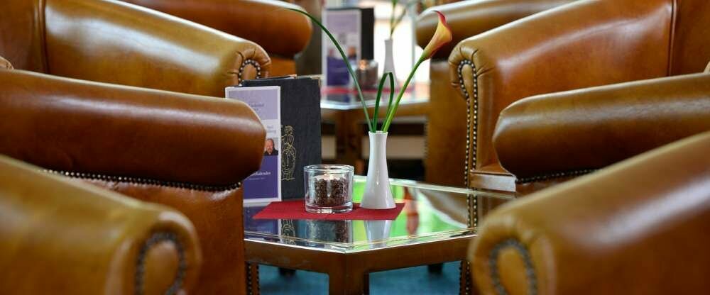 Genießen Sie die neuen Kreationen unseres Barteams. Lassen Sie den Alltag hinter sich und verwöhnen Sie sich mit einem Cocktail in unserer Bar. Unser erfahrenes Barteam freut sich, in unserer neu gestalteten Bar, auf Sie.