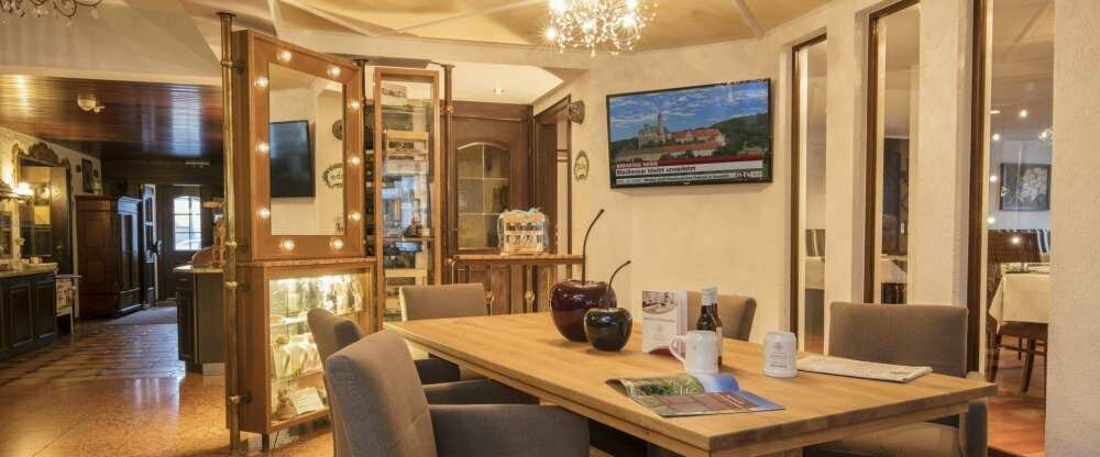 Die Hotelhalle mit Rezeption und Sitzmöglichkeiten 