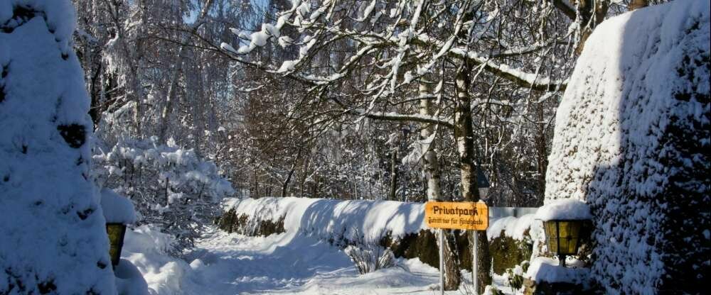 Hotelpark mit kleinem See