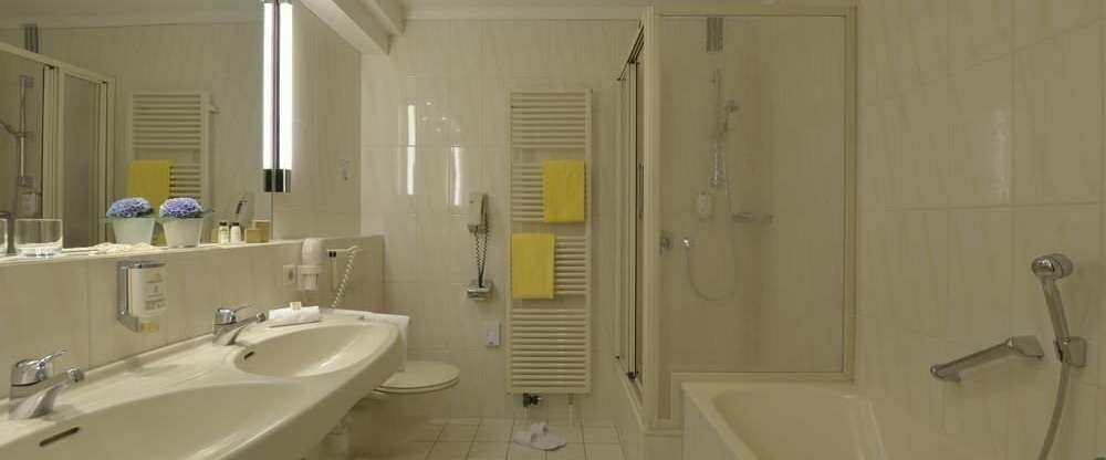 Hotelzimmer mit Badewanne