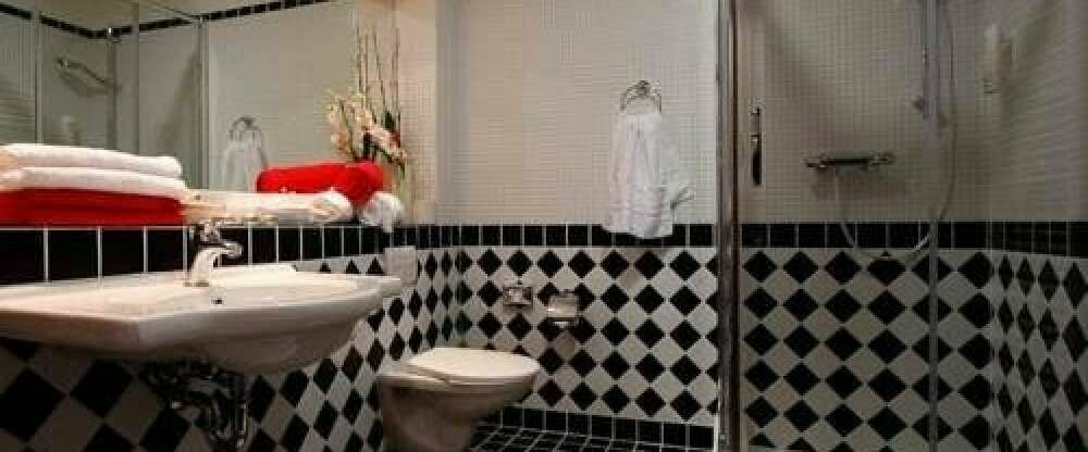 Hotelzimmer mit Dusche