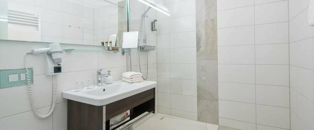 Hotelzimmer mit Dusche