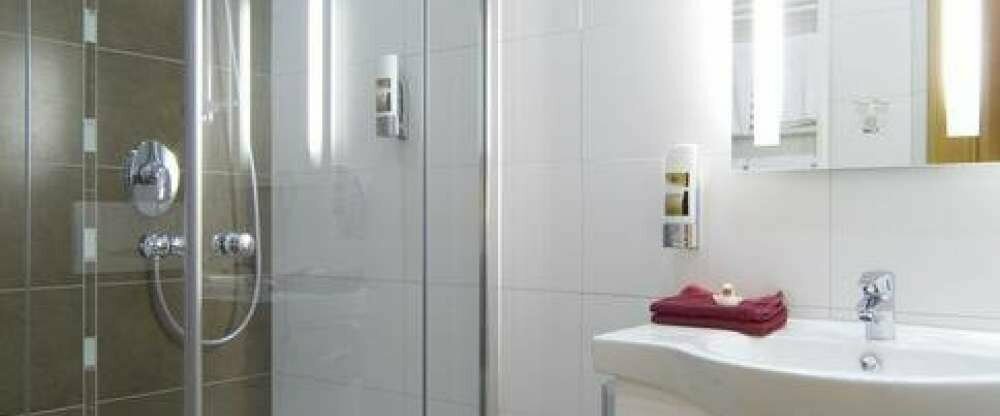 Hotelzimmer mit Eckbadewanne