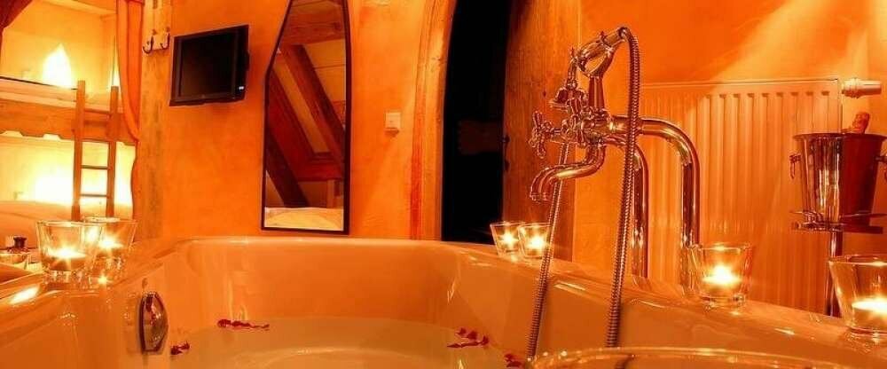 Hotelzimmer mit freistehender Badewanne