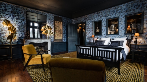 Erleben Sie die Harmonie und Spiritualität der heiligen Insel Miyajima, wo Natur und Stille einen friedvollen, wohltuenden Zufluchtsort schaffen. Eine spirituelle Reise ins Herz Japans.