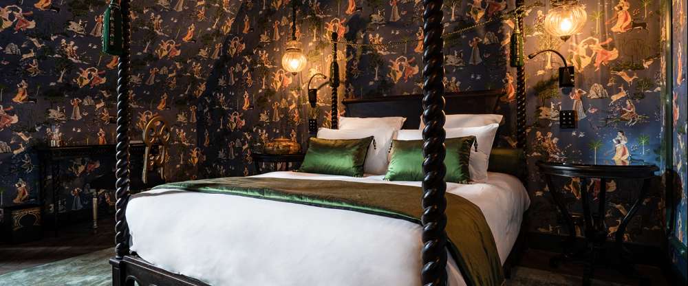 Erleben Sie die Verschmelzung französischer Eleganz und indischer Exotik in einem Zimmer, in dem jedes Detail von kultureller Begegnung erzählt. 