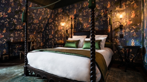 Erleben Sie die Verschmelzung französischer Eleganz und indischer Exotik in einem Zimmer, in dem jedes Detail von kultureller Begegnung erzählt. 