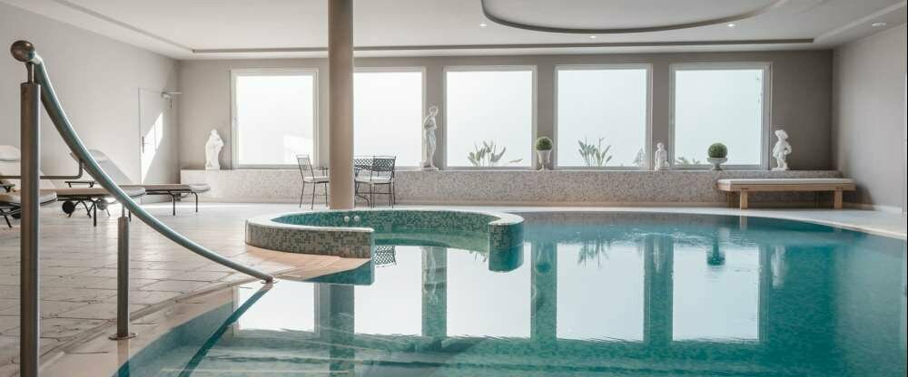 Unser gemütlicher Indoor-Pool mit Whirlpool