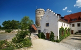 Blick auf die Kapelle und den Bergfried