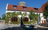 Blick auf die Kapelle und die Terrasse