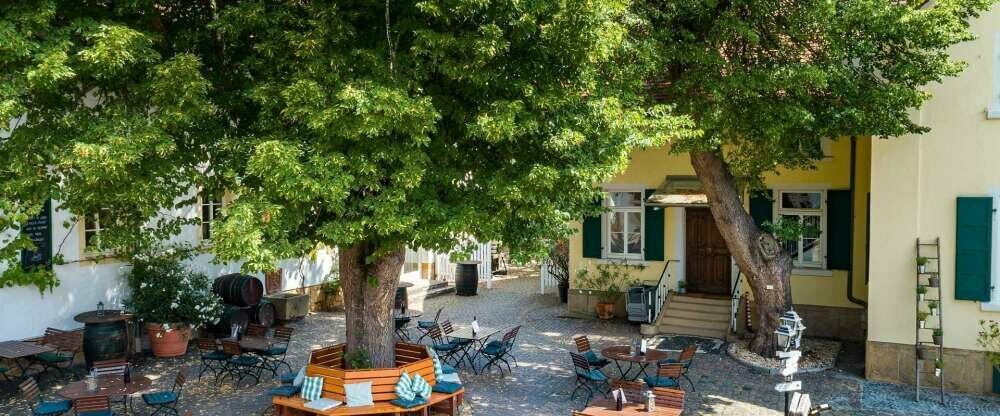 Innenhof mit großem Lindenbaum